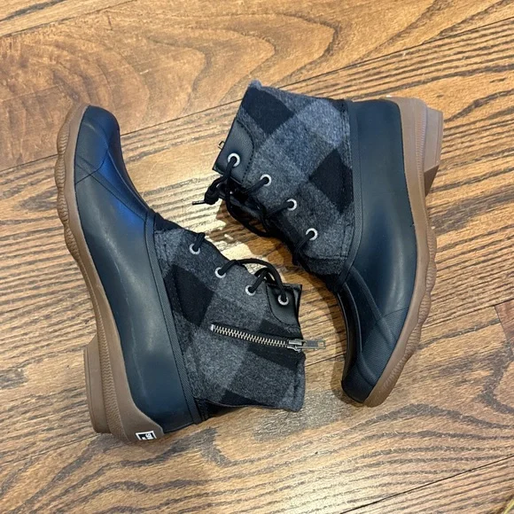 Sperry Woman’s  Black Lace-Up Duck Boots with plaid material. Size- 8 - Picture 2 of 8
